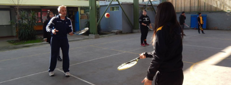 Horacio de la Peña continúa acercando el tenis a los colegios municipales de Quilpué y El Belloto