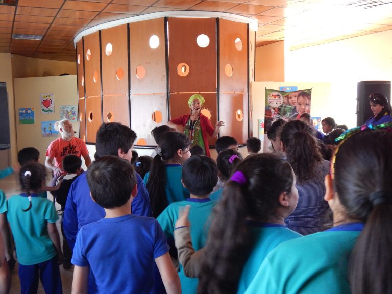 Con entretenida obra de teatro promueven el buen trato infantil en colegios municipales de Quilpué