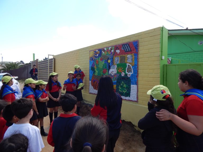 Alumnos crearon hermosos murales con tapitas de plástico recicladas