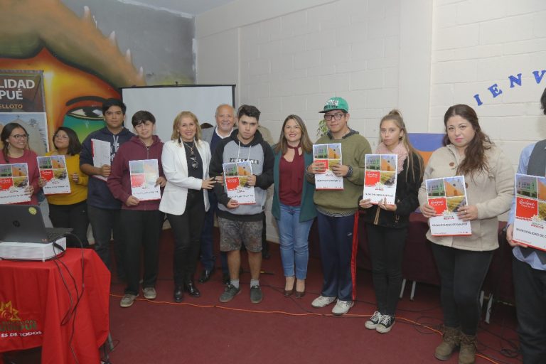60 alumnos del Liceo Artístico de Quilpué reciben beca municipal para estudiar en preuniversitario