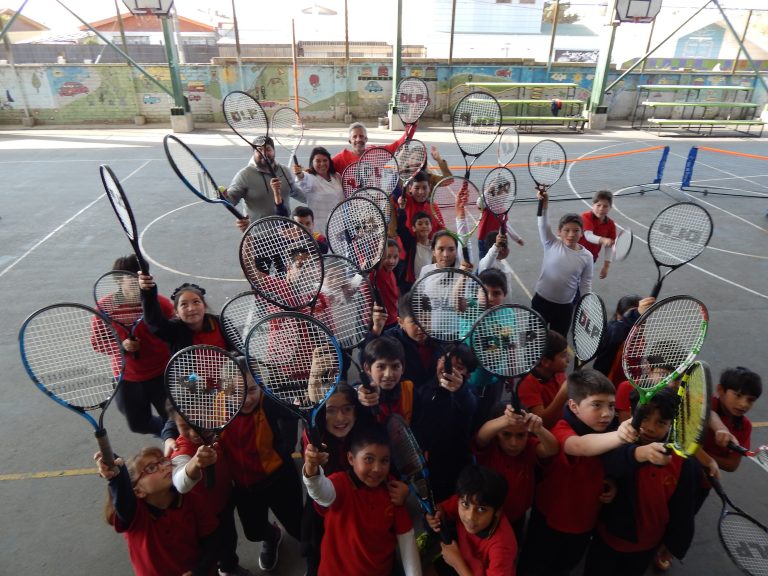 Horacio de la Peña continúa promoviendo el tenis en colegios municipales de Quilpué y El Belloto