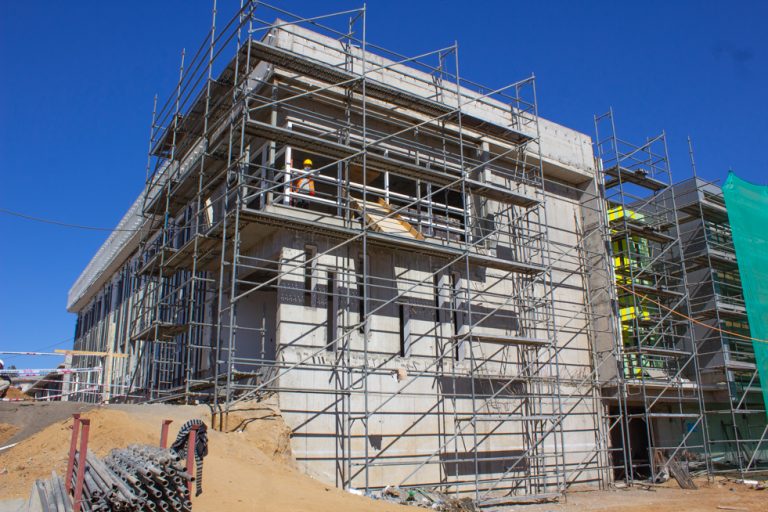 70% de avance presentan obras de construcción de nuevo cesfam y sar de belloto sur
