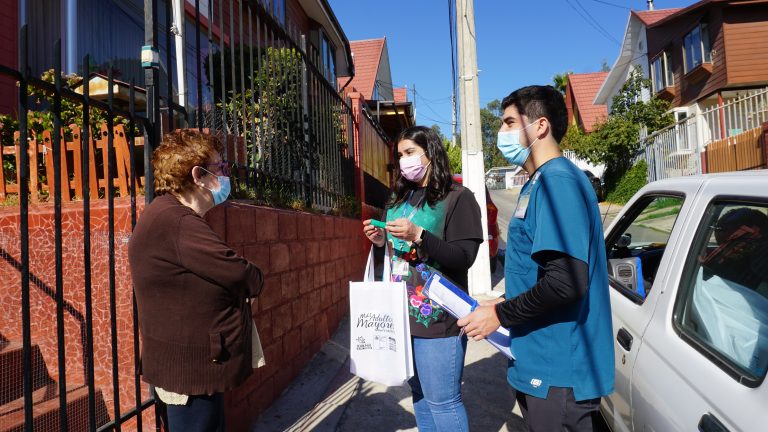 Usuarios del programa Más Adultos Mayores Autovalentes recibieron kit de entrenamiento