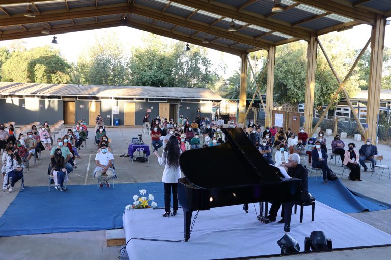 Roberto Bravo deleitó a vecinos de Quilpué con hermoso concierto de piano