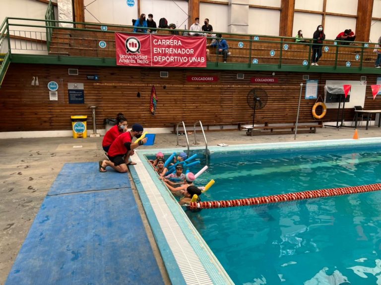 Tras dos años de receso: Estudiantes quilpueínos vuelven a clases de natación en Universidad Andrés Bello