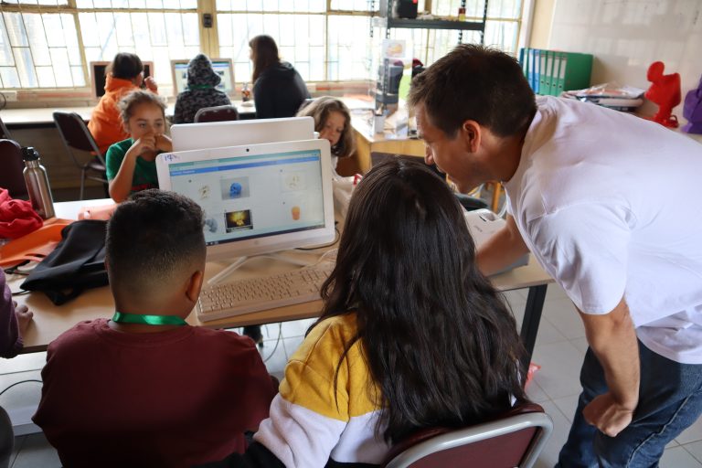 Niños y jóvenes participaron en innovador taller para creación de jabones naturales personalizados con impresora 3D