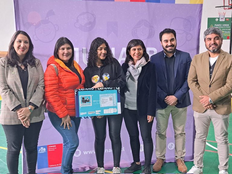 Estudiantes de 7° básico de Quilpué recibieron computadores del programa Becas TIC de Junaeb