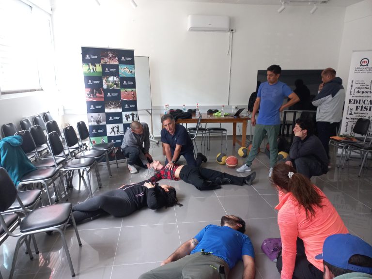 Profesores de Quilpué participan en capacitación en salvamento acuático y RCP