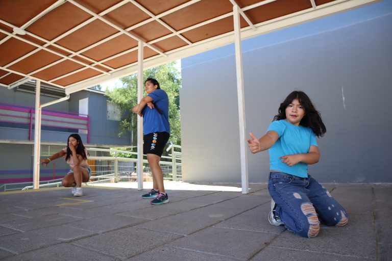 Niños y jóvenes disfrutaron de entretenidos talleres deportivos y artísticos en escuelas municipales de Quilpué