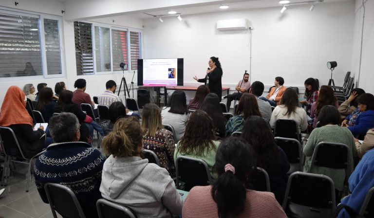 Equipos de gestión de escuelas y liceos se capacitan para abordar correctamente desbordes emocionales en niños y niñas autistas
