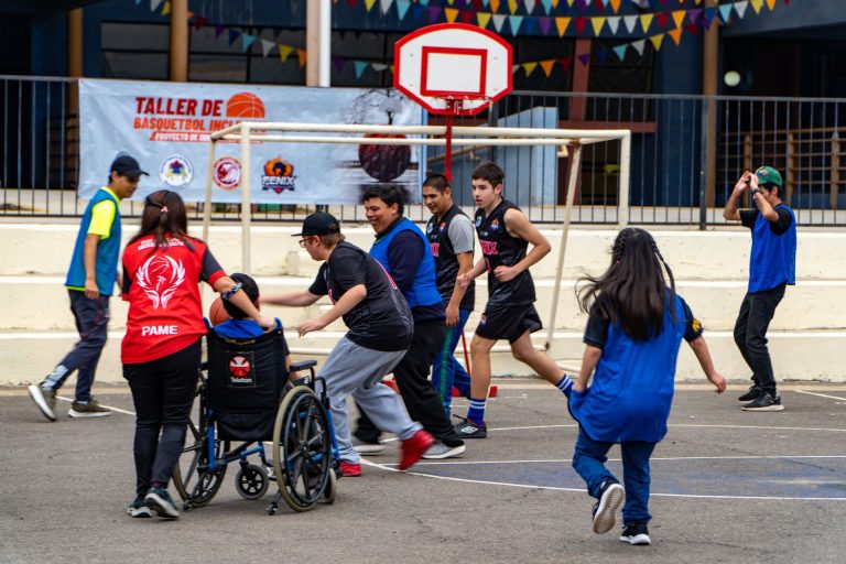 MUNICIPIO DE QUILPUÉ IMPULSA EL BÁSQUETBOL INCLUSIVO EN ALIANZA CON UNIVERSIDAD SANTO TOMÁS
