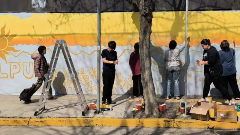 Con el fin de embellecer más nuestra comuna Alumnos del Liceo Guillermo Gronemeyer se unen en pintado de murales
