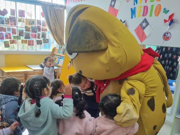 Jardín Infantil Pulgarcito recibió a «Santi», la mascota de COANIQUEM