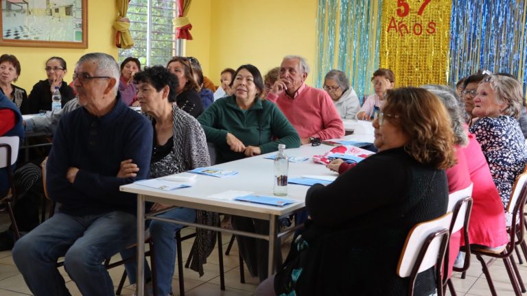 Adultos mayores aprenden recetas saludables junto a equipos de profesionales del programa Más Adulto Mayor Autovalente