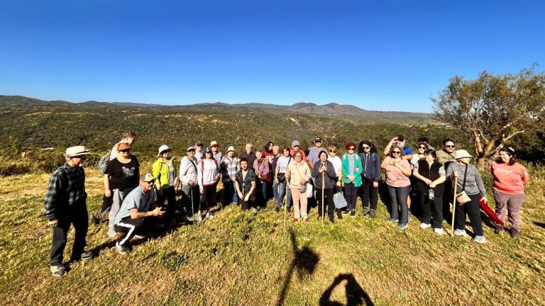 Adultos mayores disfrutaron de una caminata en el Parque Natural Cerro Los Pinos organizado por el Cesfam Los Pinos